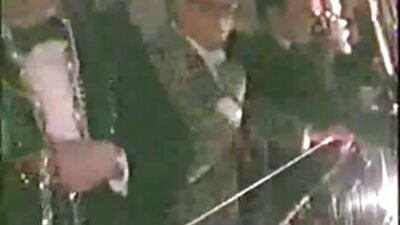 அழகான முகத்துடன் மெல்லிய பொன்னிற அழகி ஒரு பெரிய பெக்கரில் சவாரி செய்கிறாள்