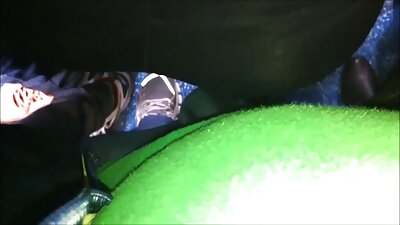 எண்ணெய் பூசப்பட்ட குஞ்சு ஹார்ட்கோர் செக்ஸ் முன் ஹேண்ட்ஜோப் கொடுக்கிறது