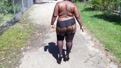 சிறிய உடலுடன் ரஷ்ய தேவதை காதலனின் அரவணைப்பை அனுபவிக்கிறாள்