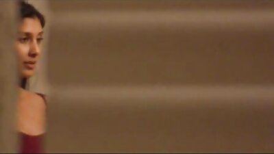 டெண்டர் காதலன் தனது அன்புக்குரிய பெண்ணின் இனிமையான புண்ணைக் கவ்விக்கொள்கிறான்