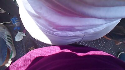 உறுதியான மற்றும் கவர்ச்சியான கழுதையுடன் அழகி தேன் தன் கால்களை விரித்துக் கொண்டிருக்கிறது