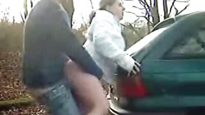 கை கண்ணாடியின் முன் தன் குச்சியால் தன் பெண்மணியை எடுத்துச் செல்கிறான்