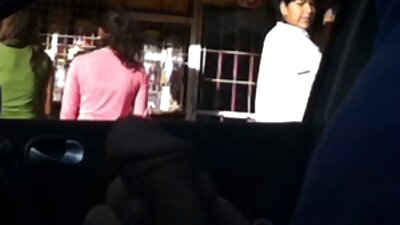 ஒரு பெரிய பெக்கருடன் வழுக்கை ஹங்க் ஒரு அழகான பொன்னிற அன்பே